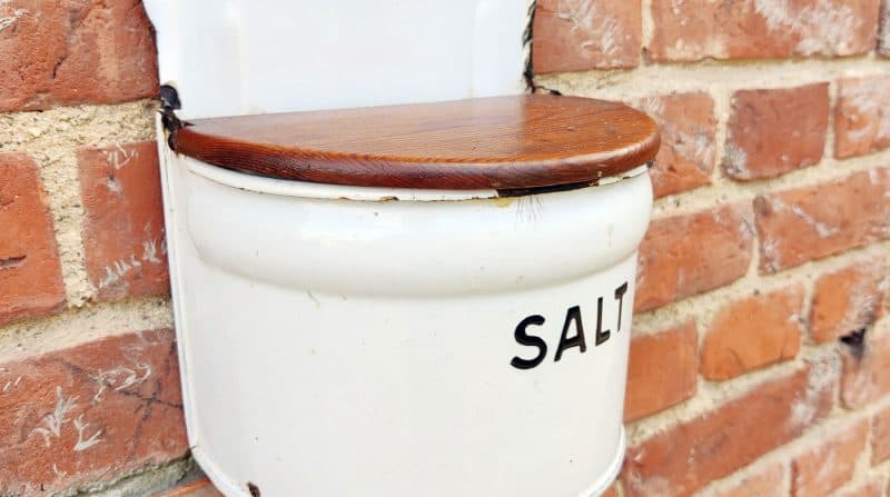 Saltkar i emalje og med trælåg