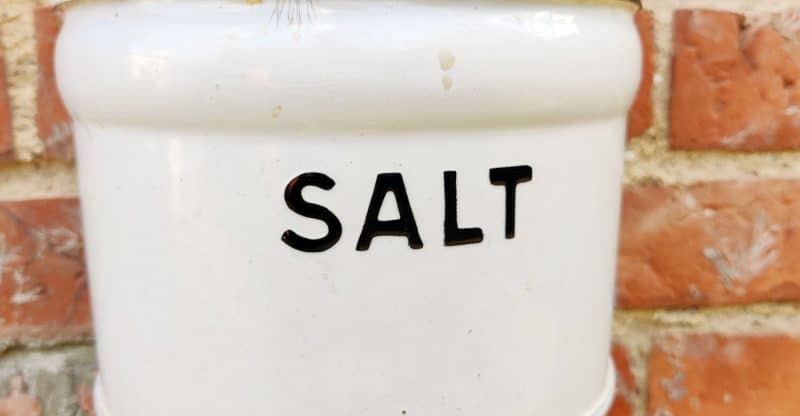 Saltkar i emalje og med trælåg