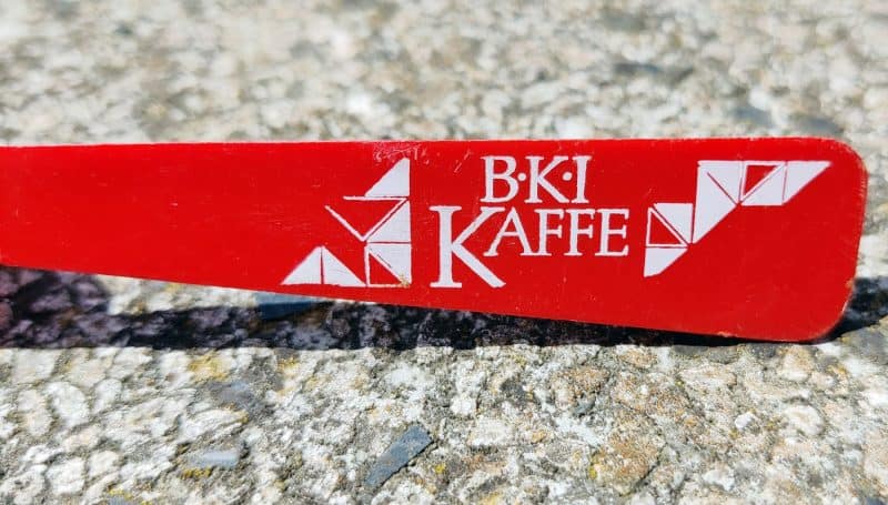 Kaffemål i rød plast. BKI kaffe