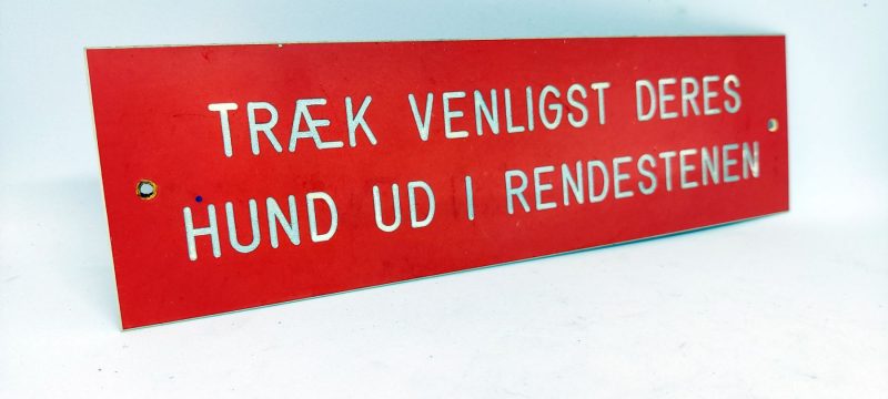 Træk venligst deres hund ud i rendestenen. Skilt i plast