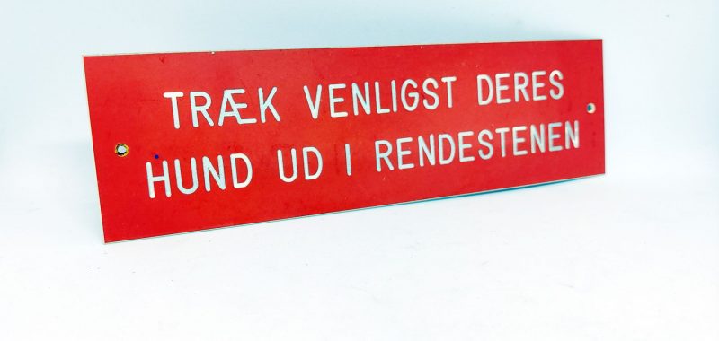 Træk venligst deres hund ud i rendestenen. Skilt i plast