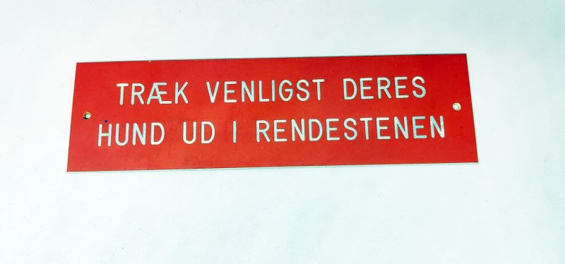 Træk venligst deres hund ud i rendestenen. Skilt i plast