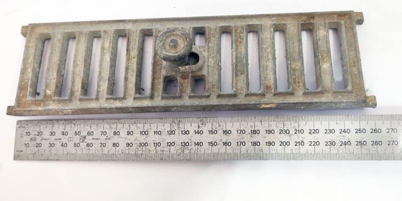 Gammel sokkelrist helsten 7 x 26 cm i støbejern med lukkefunktion NOS
