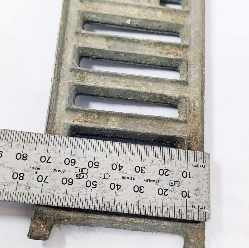 Gammel sokkelrist helsten 7 x 26 cm i støbejern med lukkefunktion NOS