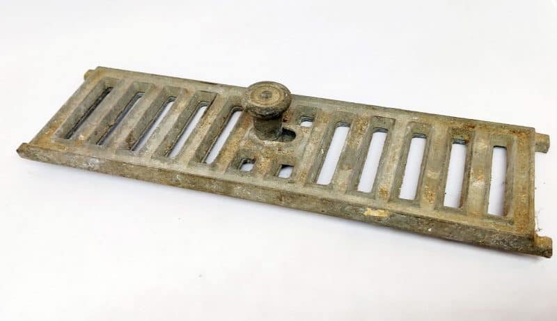 Gammel sokkelrist helsten 7 x 26 cm i støbejern med lukkefunktion NOS