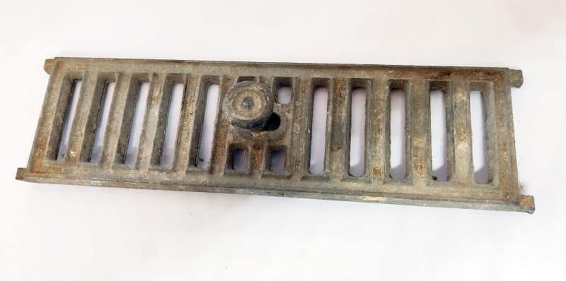 Gammel sokkelrist helsten 7 x 26 cm i støbejern med lukkefunktion NOS