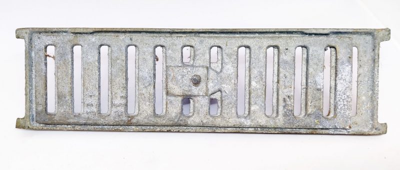 Gammel sokkelrist helsten 7 x 26 cm i støbejern med lukkefunktion NOS