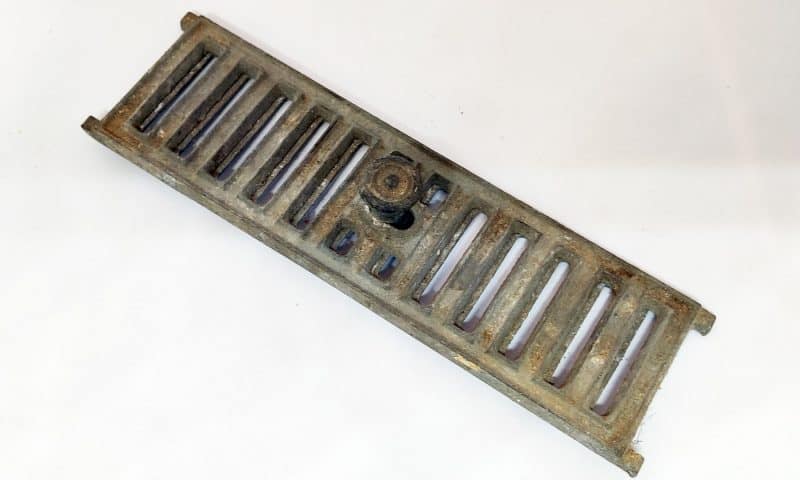 Gammel sokkelrist helsten 7 x 26 cm i støbejern med lukkefunktion NOS