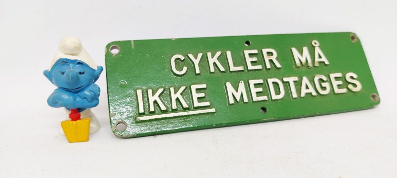 Cykler må ikke medtages. Støbt med udstående bogstaver