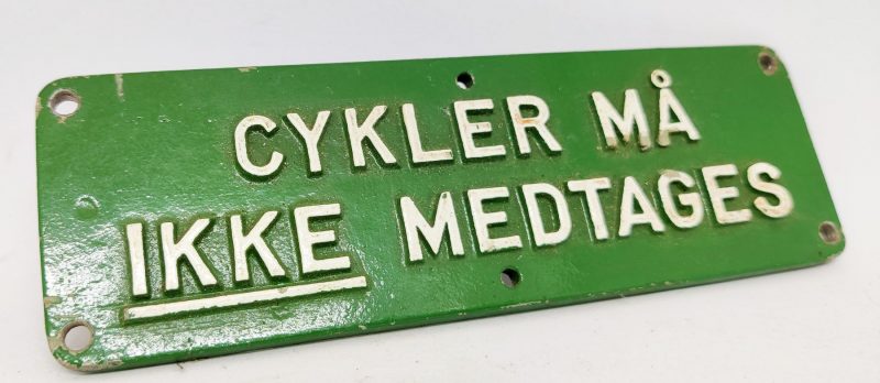 Cykler må ikke medtages. Støbt med udstående bogstaver