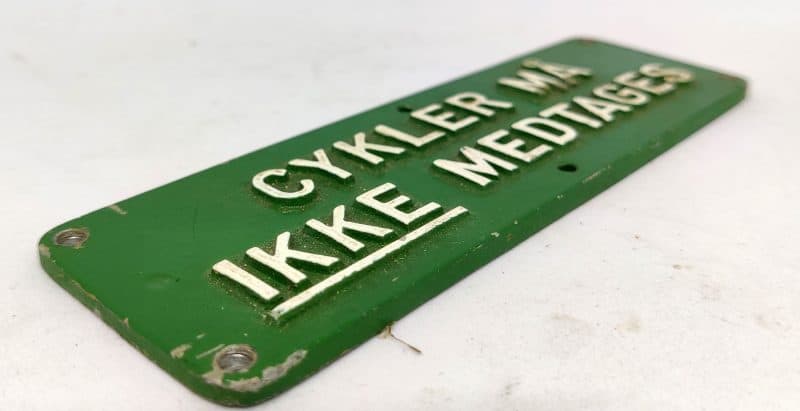 Cykler må ikke medtages. Støbt med udstående bogstaver