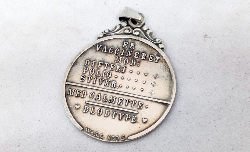 Halssmykke / Vedhæng. Vaccinetavle bevis (830 Sterling Sølv)