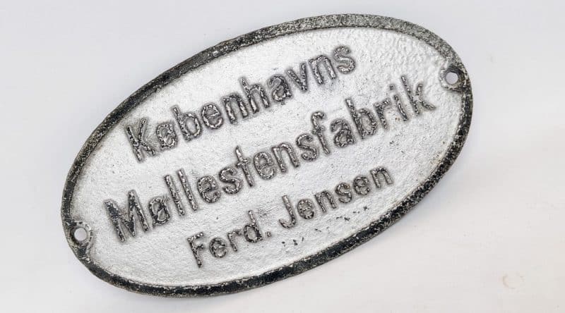 Københavns Møllestensfabrik Ferd. Jensen - Skilt i støbejern