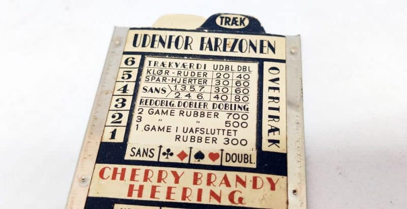 Peter F. Heering, Cacao Likør, Cherry Brandy Heering. Reklame i form af Bridge Kalkulator i pap og blik (8)
