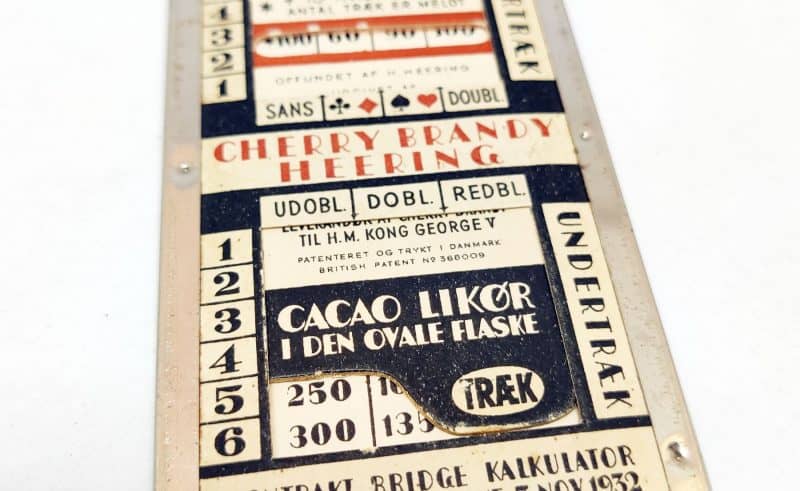 Peter F. Heering, Cacao Likør, Cherry Brandy Heering. Reklame i form af Bridge Kalkulator i pap og blik (8)