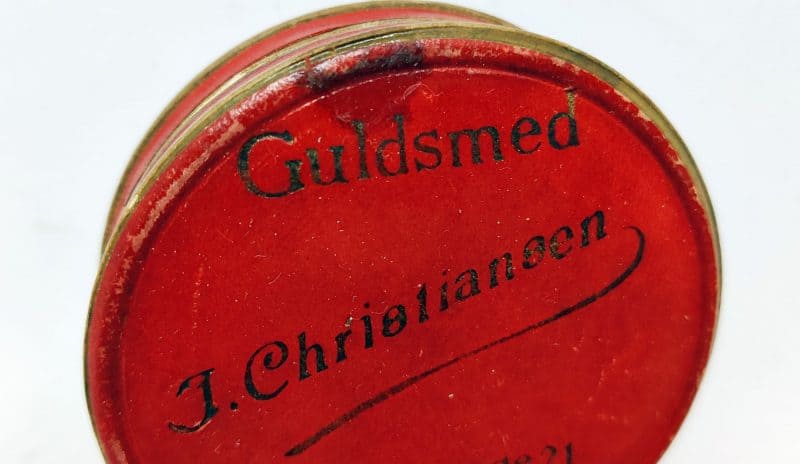 Smykkeæske fra Guldsmed J. Christiansen. Gunløgsgade 21 Tlf. Am. 992x