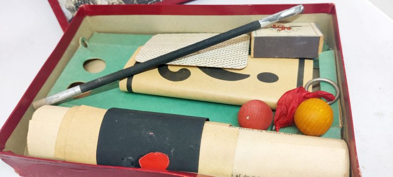 Mine Damer og Herrer. Tryllesæt til Selskabs-Tryllekunstneren. Nordens største Trylleskole