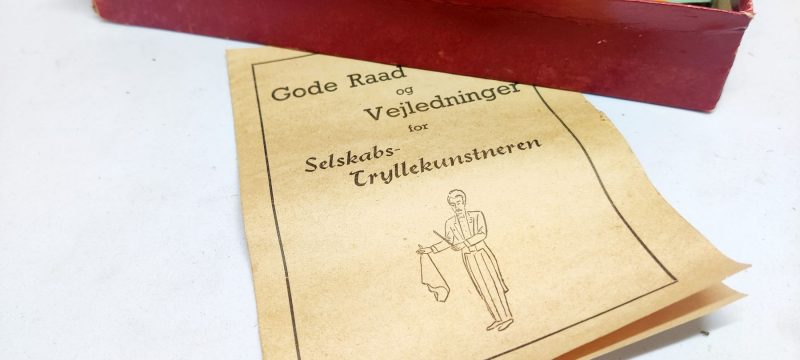 Mine Damer og Herrer. Tryllesæt til Selskabs-Tryllekunstneren. Nordens største Trylleskole