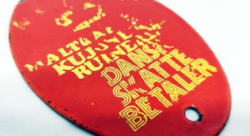 Emaljeskilt - Autoriseret Maltrakteret Kujoneret Ruineret Dansk Skatte Betaler