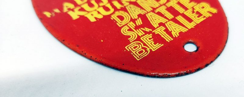 Emaljeskilt - Autoriseret Maltrakteret Kujoneret Ruineret Dansk Skatte Betaler