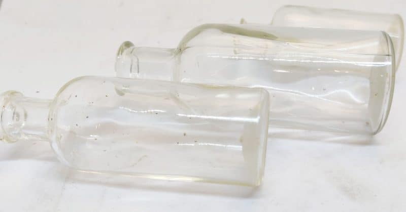 3 Små gamle kemiflasker. 100ml og 2 x 60 ml