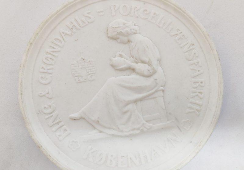 Bing & Grøndahls Porcelænsfabrik København. Reklameskive i porcelæn