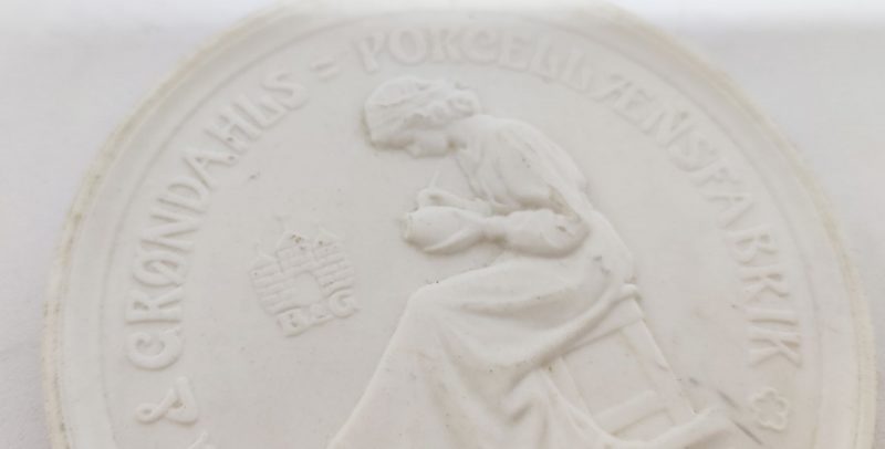 Bing & Grøndahls Porcelænsfabrik København. Reklameskive i porcelæn