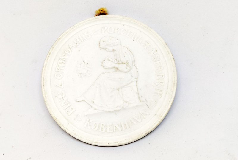 Bing & Grøndahls Porcelænsfabrik København. Reklameskive i porcelæn