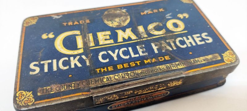 Chemixo Sticky Cycle Patches. Stor engelsk lappegrejsdåse i blik