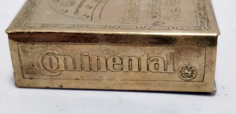 Continental betyder kvalitet. Gammel tændstiksæskeskjuler i massiv messing. Reklame for skosåler.