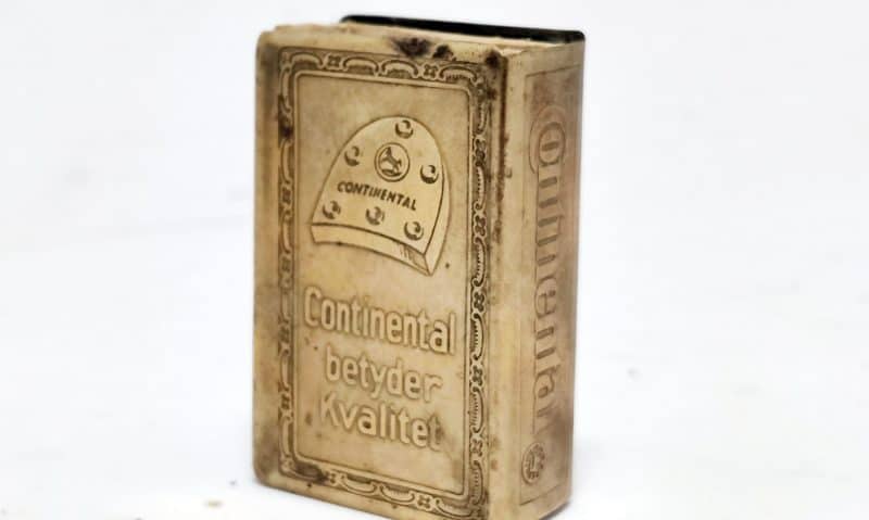 Continental betyder kvalitet. Gammel tændstiksæskeskjuler i massiv messing. Reklame for skosåler.