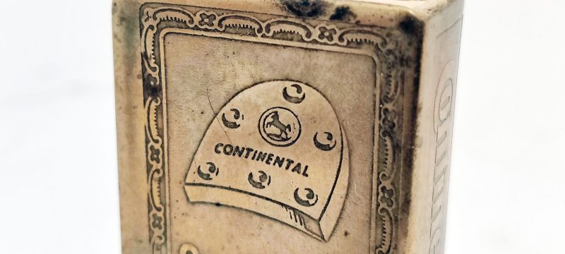 Continental betyder kvalitet. Gammel tændstiksæskeskjuler i massiv messing. Reklame for skosåler.