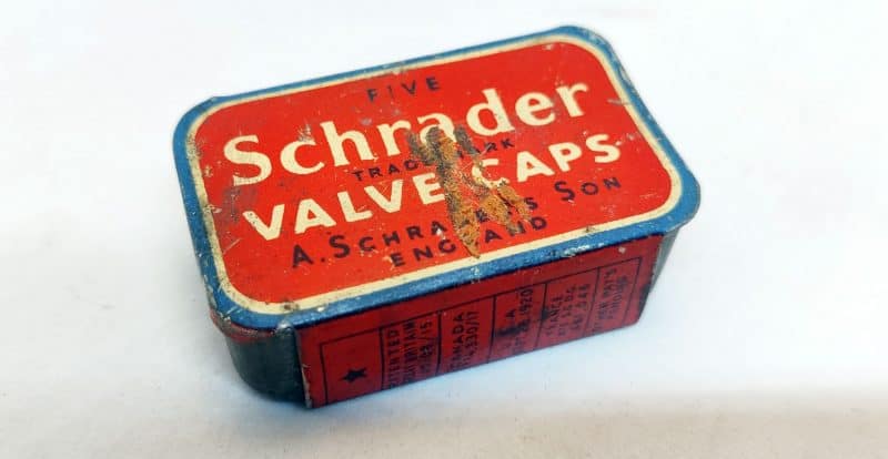Five Schrader Valve Caps. Engelske cykelventiler i blikæske