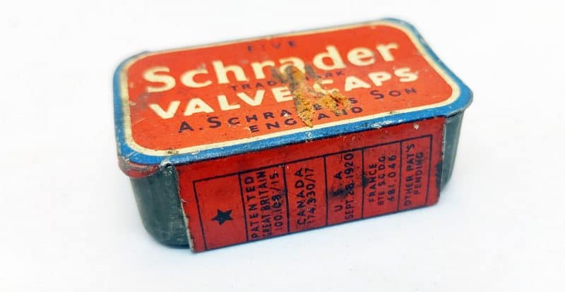 Five Schrader Valve Caps. Engelske cykelventiler i blikæske