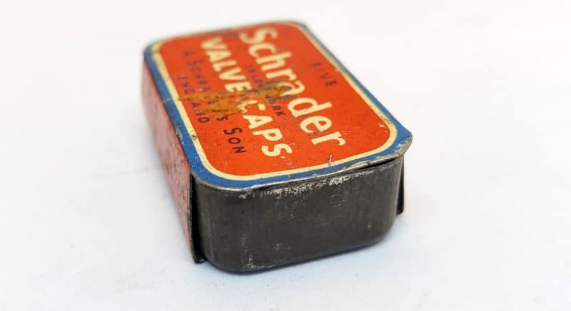 Five Schrader Valve Caps. Engelske cykelventiler i blikæske
