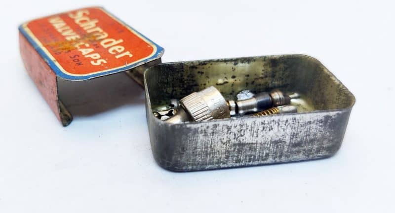 Five Schrader Valve Caps. Engelske cykelventiler i blikæske