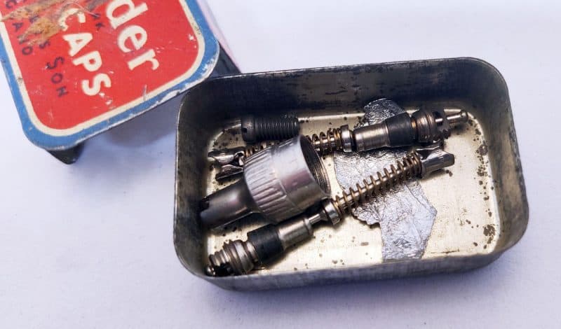 Five Schrader Valve Caps. Engelske cykelventiler i blikæske