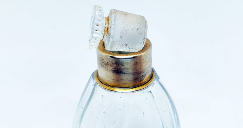 Flacon i tykt glas og med glasprop samt messing dæksel