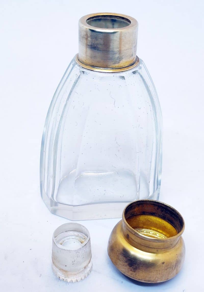 Flacon i tykt glas og med glasprop samt messing dæksel