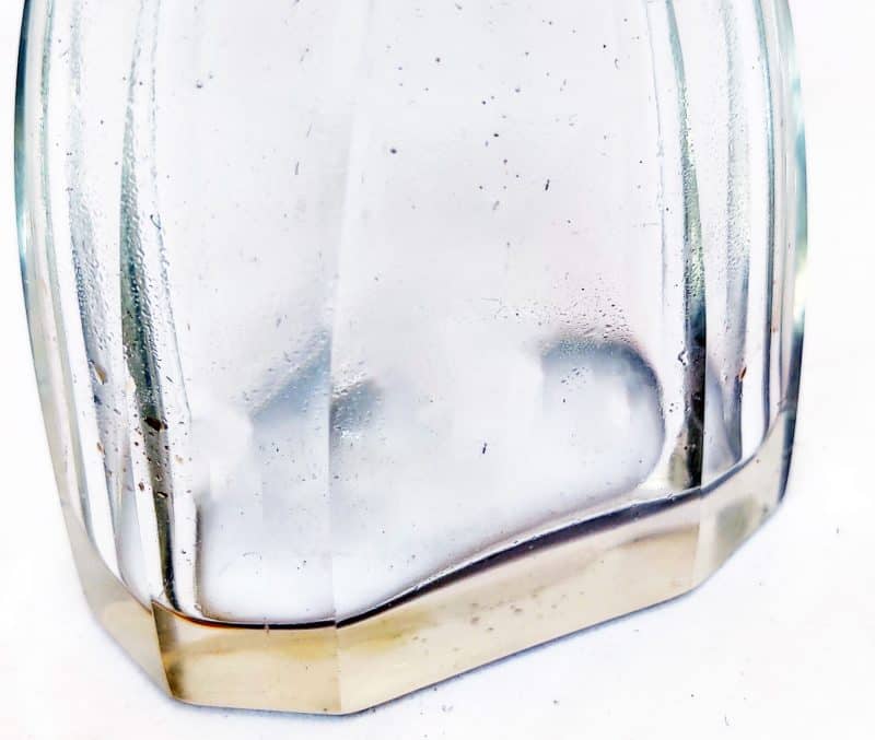Flacon i tykt glas og med glasprop samt messing dæksel