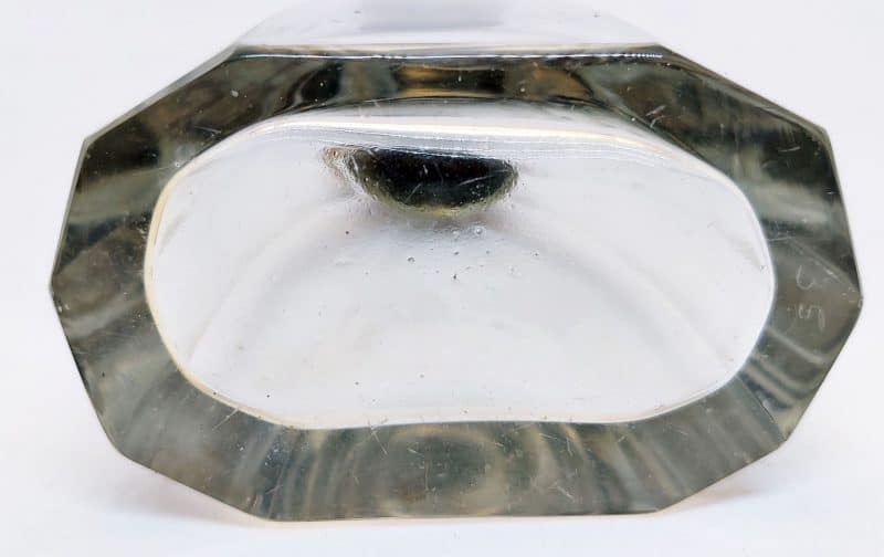 Flacon i tykt glas og med glasprop samt messing dæksel