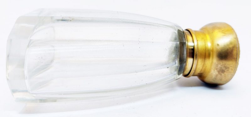 Flacon i tykt glas og med glasprop samt messing dæksel