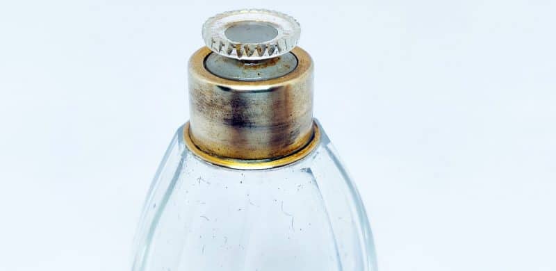 Flacon i tykt glas og med glasprop samt messing dæksel