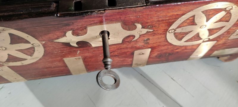 Gammel Military rejsekasse / værktøjskasse / transportskrin (cirka 1820-1850)
