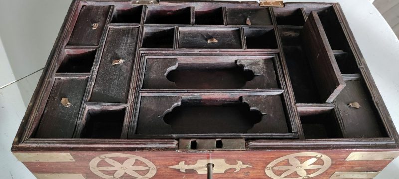 Gammel Military rejsekasse / værktøjskasse / transportskrin (cirka 1820-1850)