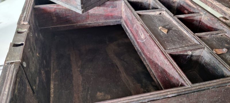 Gammel Military rejsekasse / værktøjskasse / transportskrin (cirka 1820-1850)