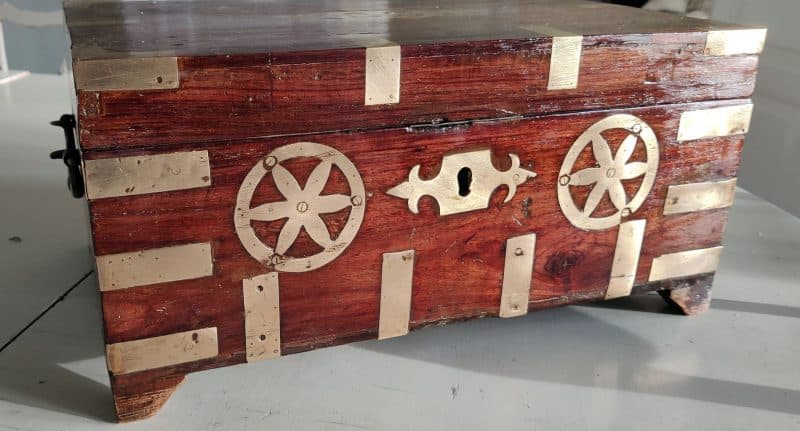 Gammel Military rejsekasse / værktøjskasse / transportskrin (cirka 1820-1850)