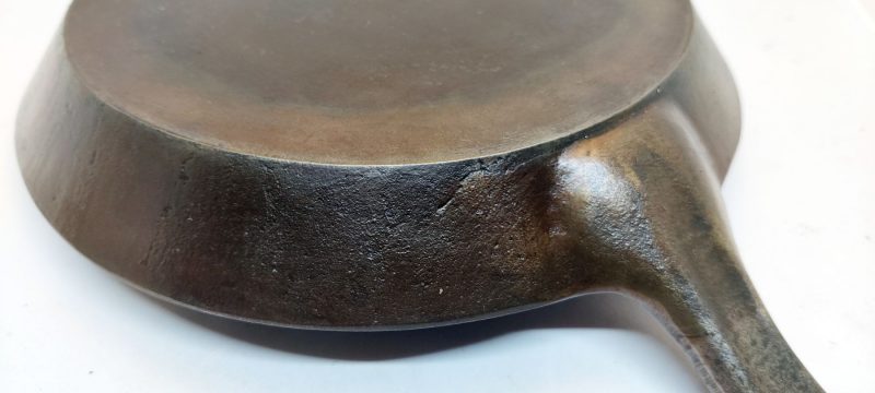 Mustad 1. 1800-tals støbejerns stegepande