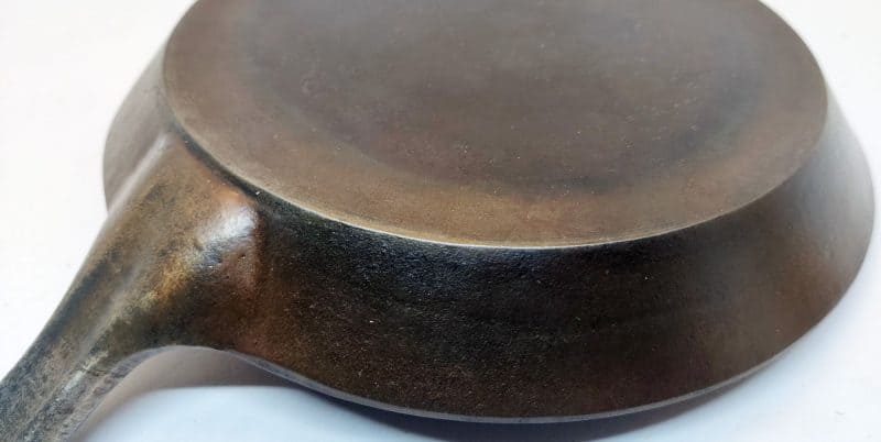 Mustad 1. 1800-tals støbejerns stegepande