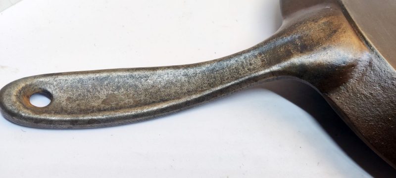 Mustad 1. 1800-tals støbejerns stegepande